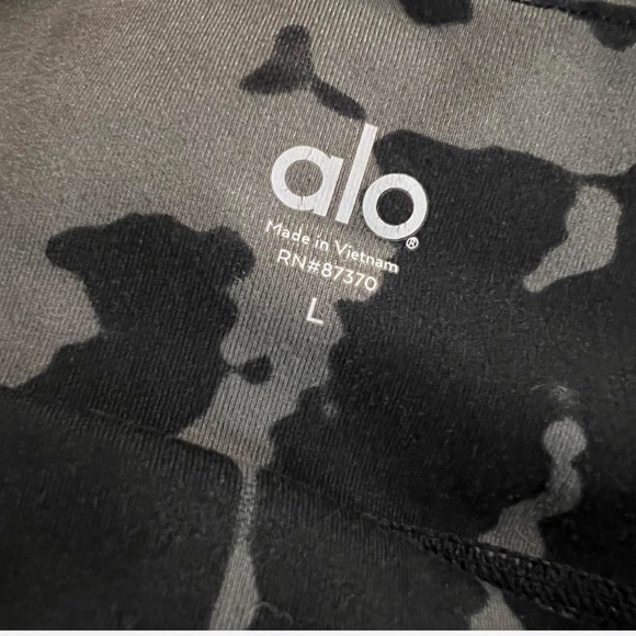 Alo Yoga airbrush leggings in tie dye capri size Large - Picture 2 of 4